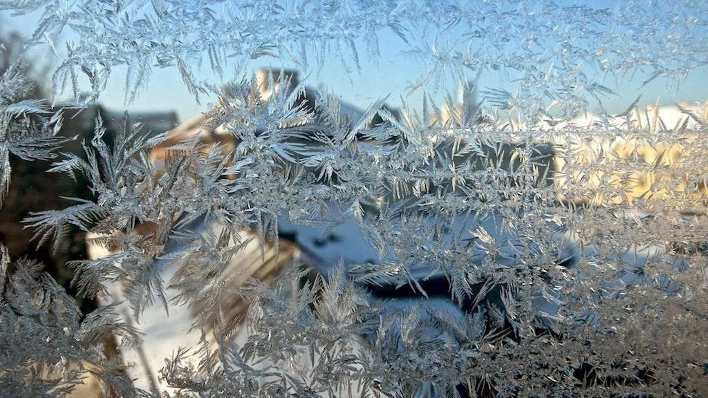 При сильных морозах на стеклах окон. Морозные узоры. Зимние узоры. Морозные узоры на окне. Морозные узоры на стекле.