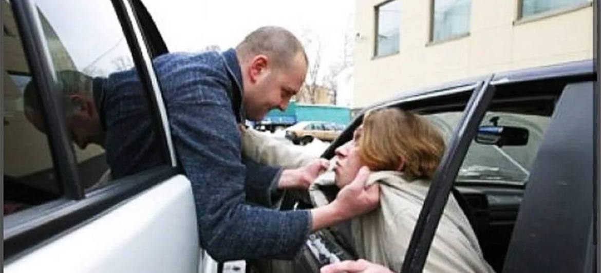 Сообщите о происшествии в полицию и оставайтесь на связи с ними