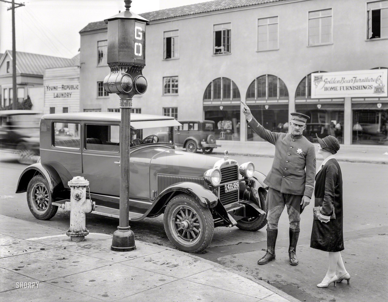 1952 год век. Первый светофор в Лондоне в 1868 году. Первый электрический светофор 1914 год Кливленд. Светофор в Кливленде 1914. Первый электрический светофор в Америке.