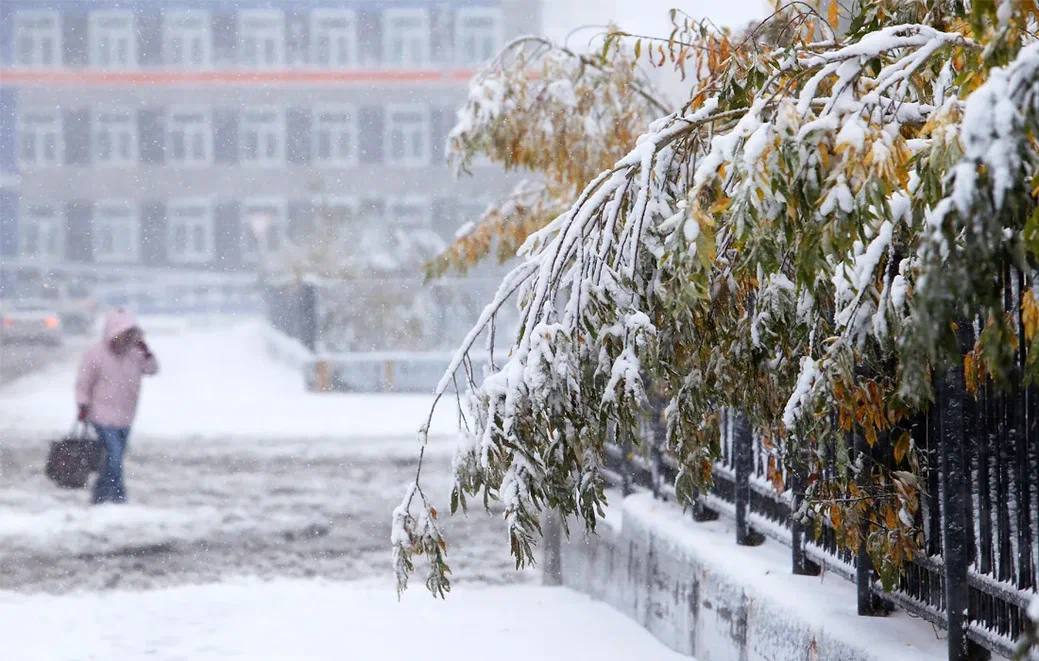 Погодные почему. Снегопад в городе. Первый снег в городе. Снег летом в России. Первые Морозы в городе.