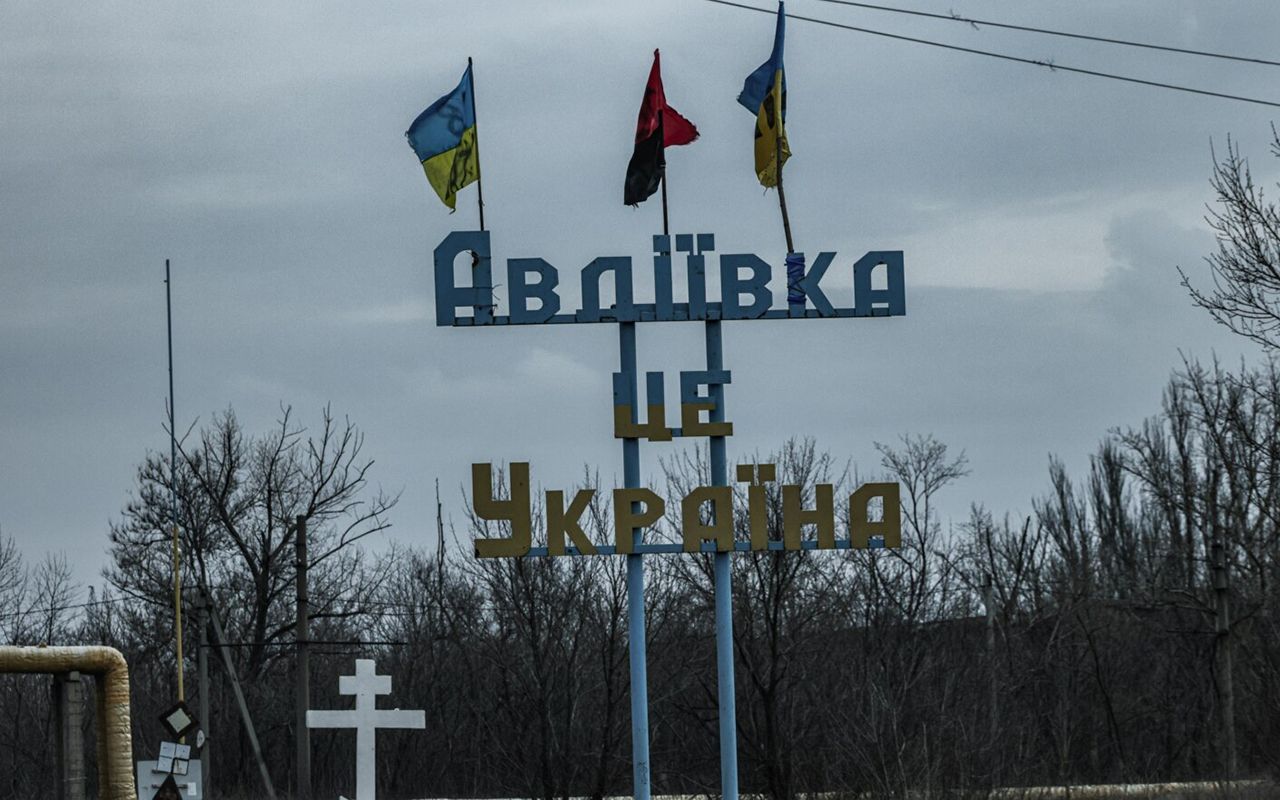 Флаг авдеевки. Авдеевка стела. Флаги на въезде в Авдеевку. Авдеевка фото города. Бахмут город.