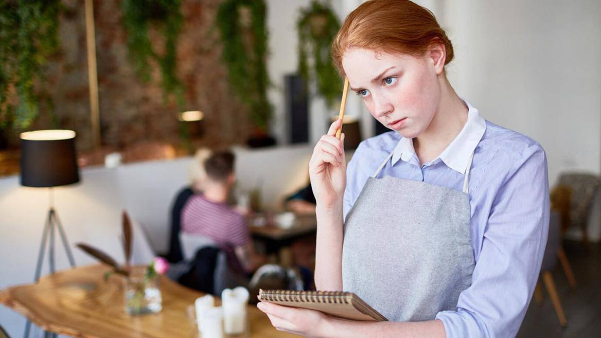 выгнала из кофейни. красивый кофе. мужчина в баре. летнее кафе. выгнала из кофейни.