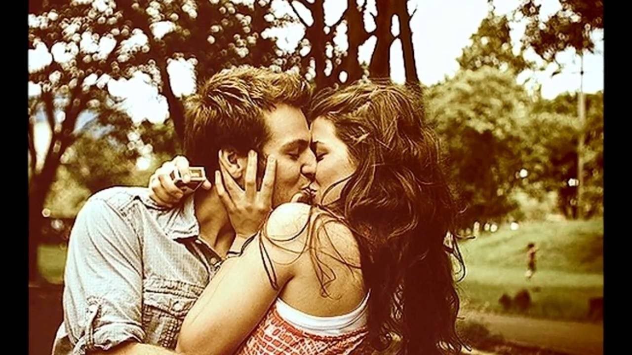Настоящие чувства какие. Счастливые пары. Поцелуй девушек. Счастливые парень и девушка. Парочка целуется.