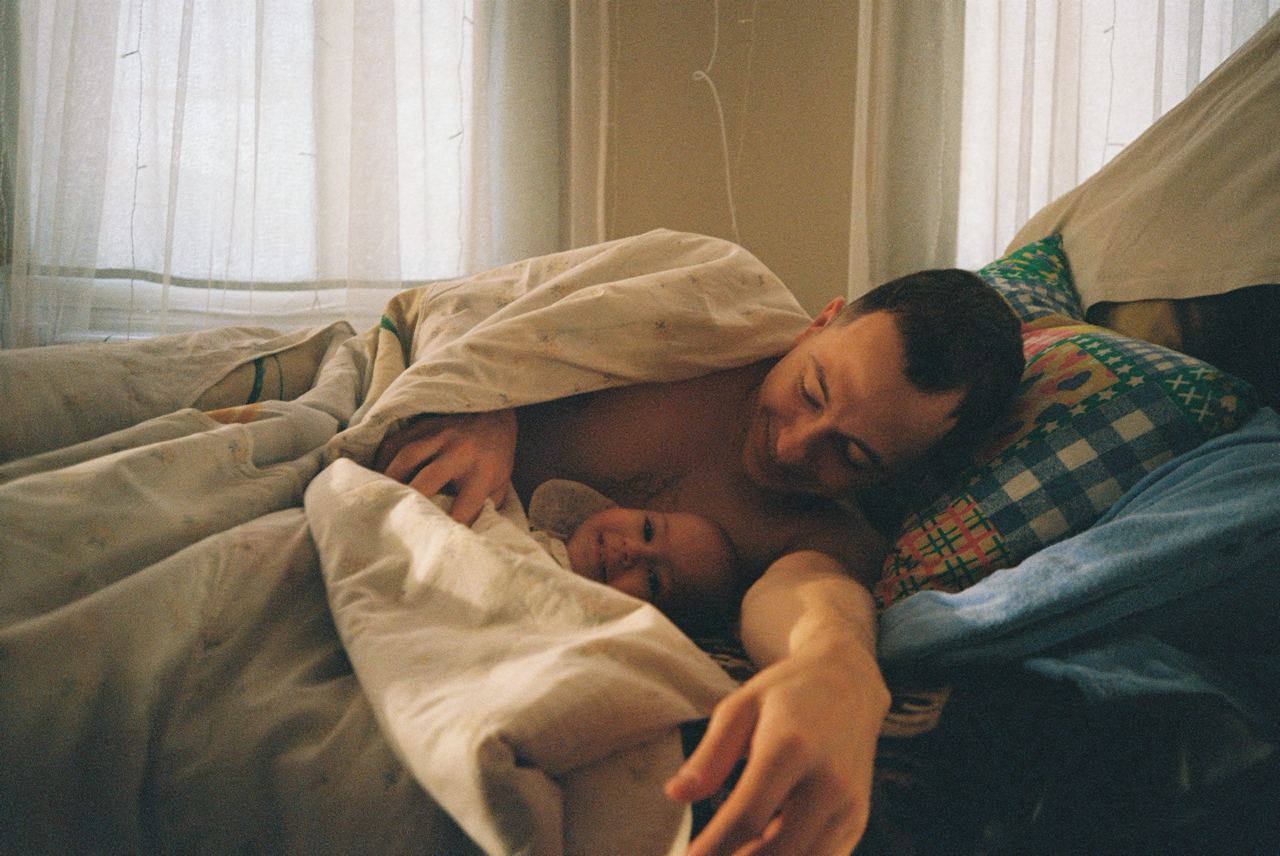"детские страхи". Страх стать отцом. Infertility test. Мужчина с младенцем на руках. Тревожный ребенок.