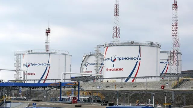 ​​Сечин против Токарева: &laquo;битва&raquo; за Туапсе  Российская госкорпорация &laquo;Роснефть&raquo; стремится получить более 6 млрд рублей от транспортной компании &laquo;Транснефть&raquo; в рамках их судебного спора относительно оп