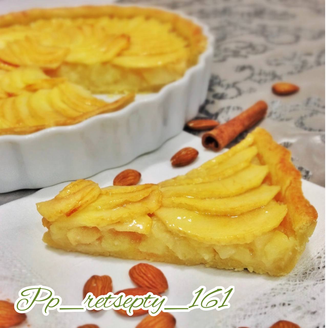 Французский тарт татен. Пирог тарт татен. Французский тарт с яблоками. Яблочный пирог тарт. Яблочный тарт с заварным кремом.