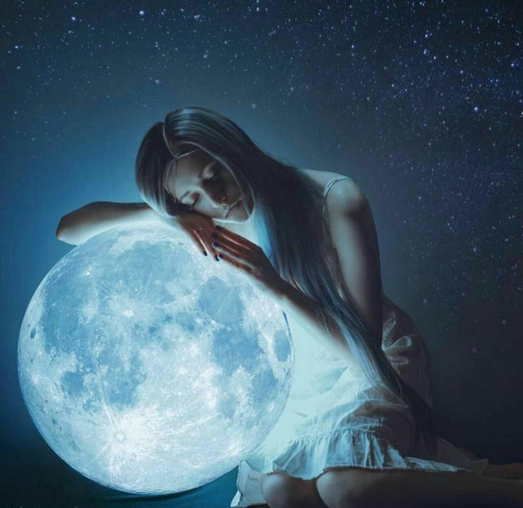 Девушка-Луна. Девушка космос. Ночь Луна девушка. Полная Луна девушка.