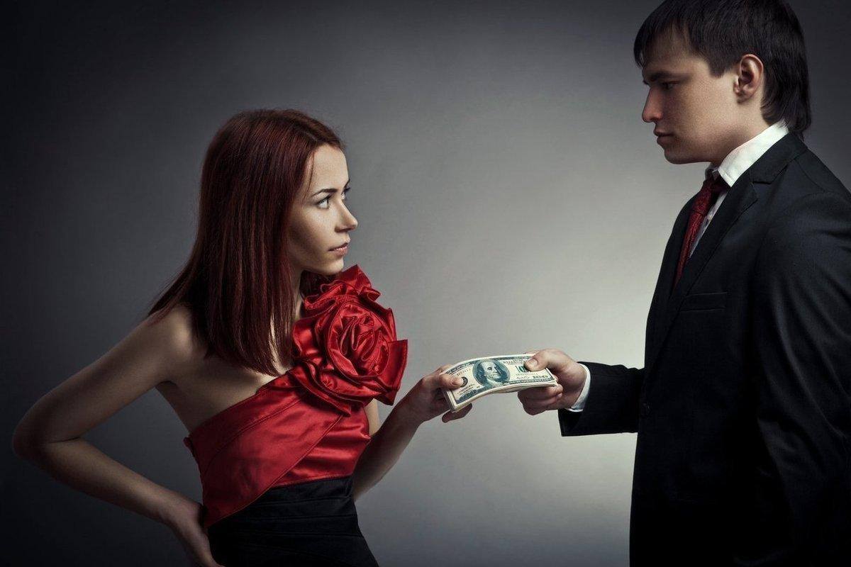 Отношение к деньгам. Парень и девушка с деньгами. Женщина просит деньги. Женщина забирает деньги у мужчины.