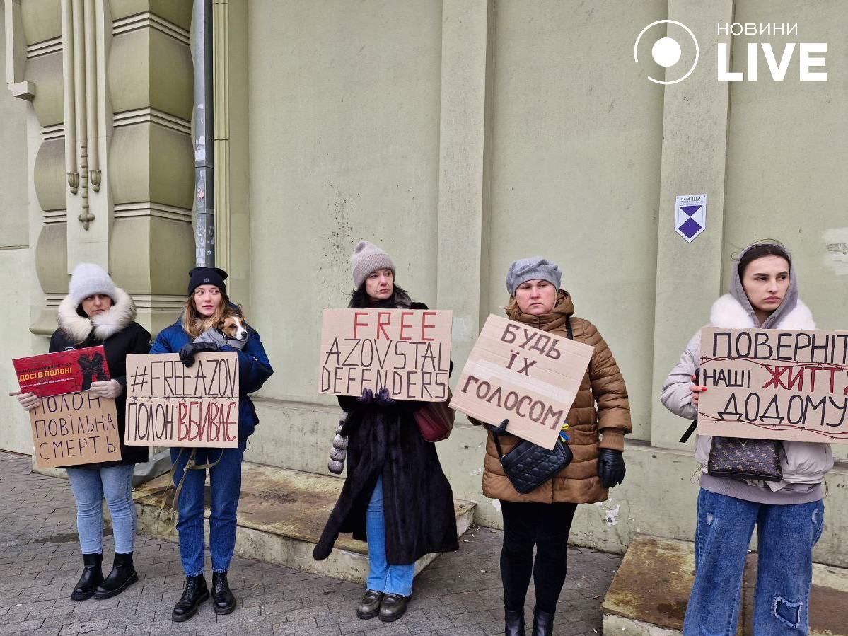 В щирой Одессе свидомые <b>жинки</b> требуют поскорее выменять их супругов-нацисто...