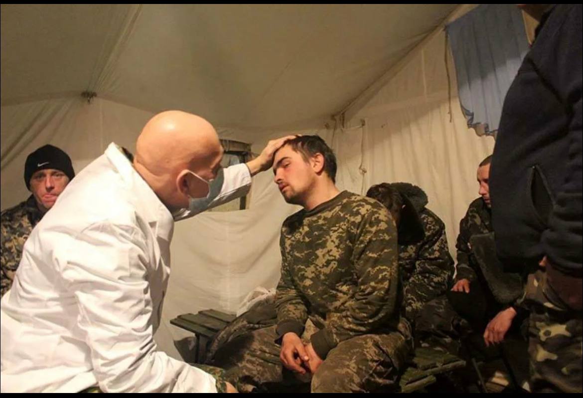 Военный врач в больнице. Украинские военные в госпитале. Военный госпиталь солдаты.