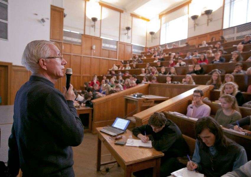 Профессор университета. Профессор в вузе. Преподаватель вуза. Преподаватель в университете. Профессор в университете.