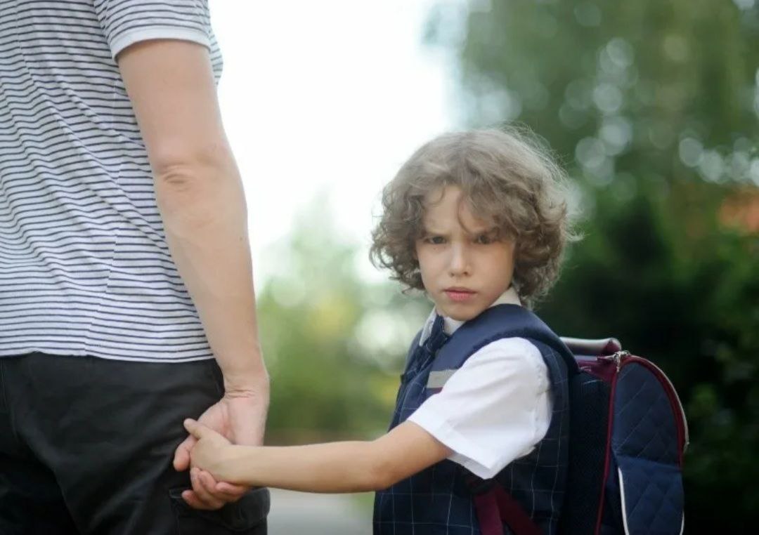 Looking at his son. Мальчик оборачивается. Ребенок оглядывается. Папа ведет ребенка в школу. Мальчик обернулся.