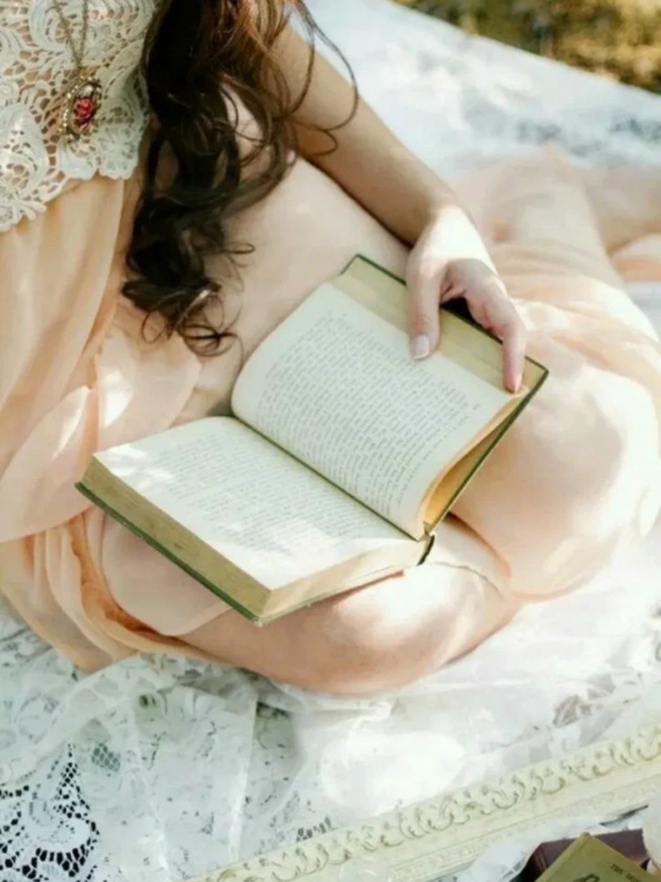Девушка читает книгу. Читаю книги настроение. Девушка с книгой. Учебник женщина читать. Учебник для мужчин книга.