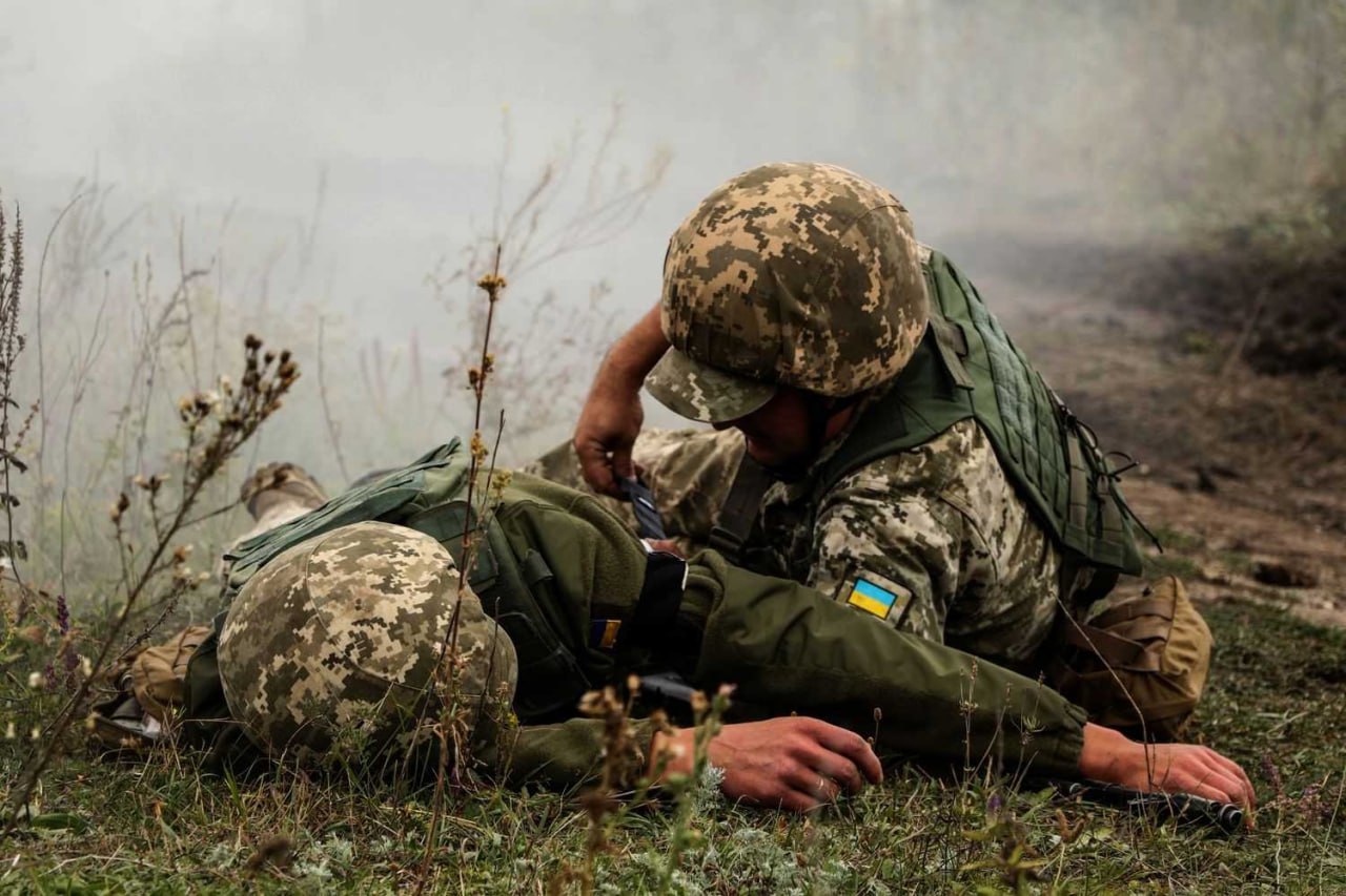 Спасли украинку на поле боя. Раненые солдаты ВСУ на Донбассе.