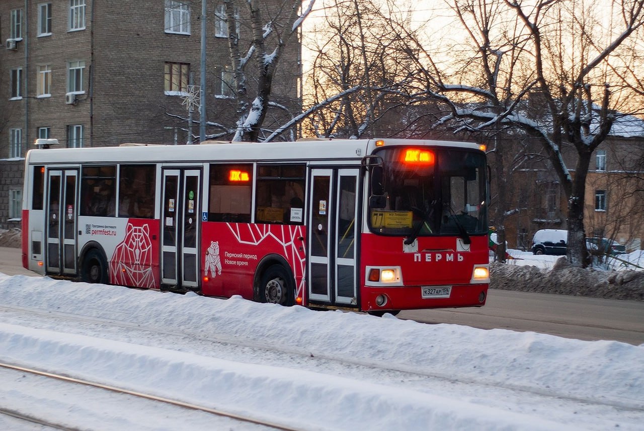 Автобусы 1 января пермь. 10 автобус пермь. Пермские автобусы. Городской транспорт пермь. Пермь.