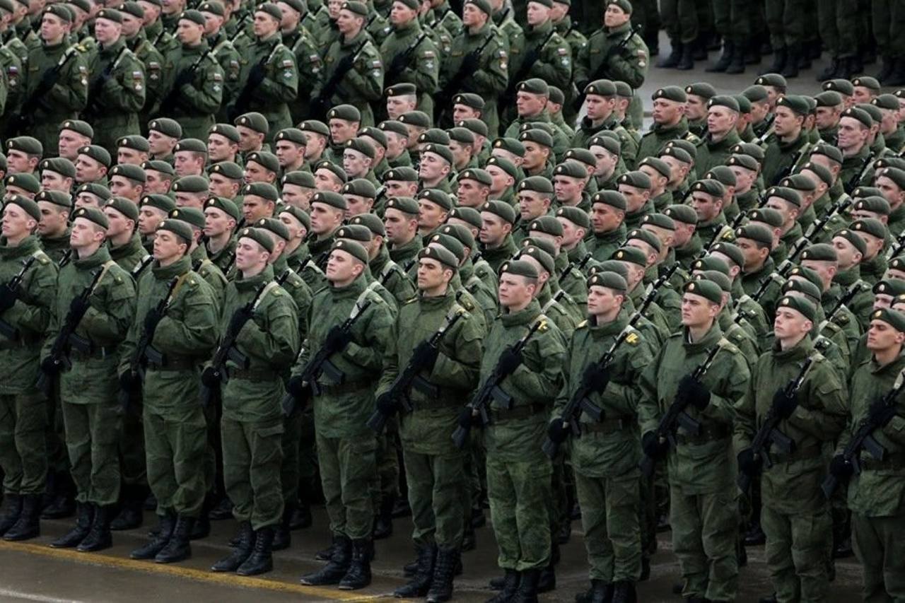 Роты вооруженных сил. Солдат Российской армии. Российские войска. Строй солдат. Военный в строю.