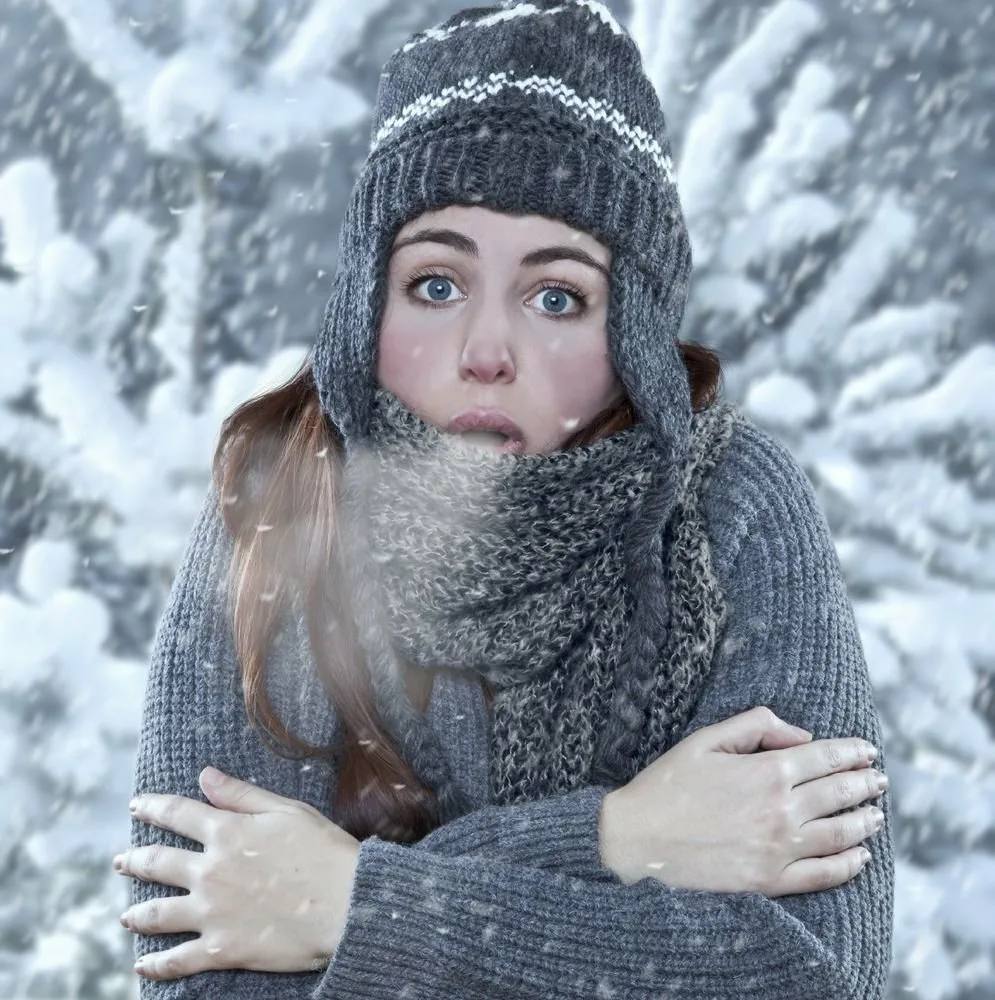 Зима холодно. Замерзающая девушка. Укутанная девушка. Люди в сильный мороз. Веселые люди зимой.