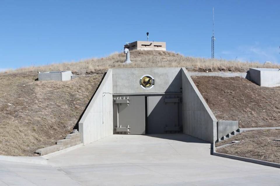 Бункер от ядерного взрыва. Бункер убежище. Форт грили Аляска Военная база. Военная база России бункер. Бункер снаружи.